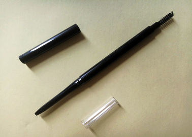 Λεπτό μαύρο μολύβι κραγιόν που συσκευάζει τα νέα χρώματα συνήθειας σχεδίου για τα χείλια
